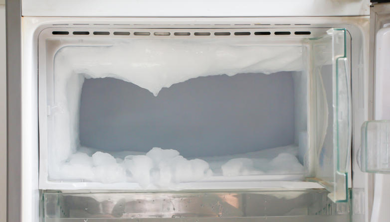 氷が張った冷凍庫内