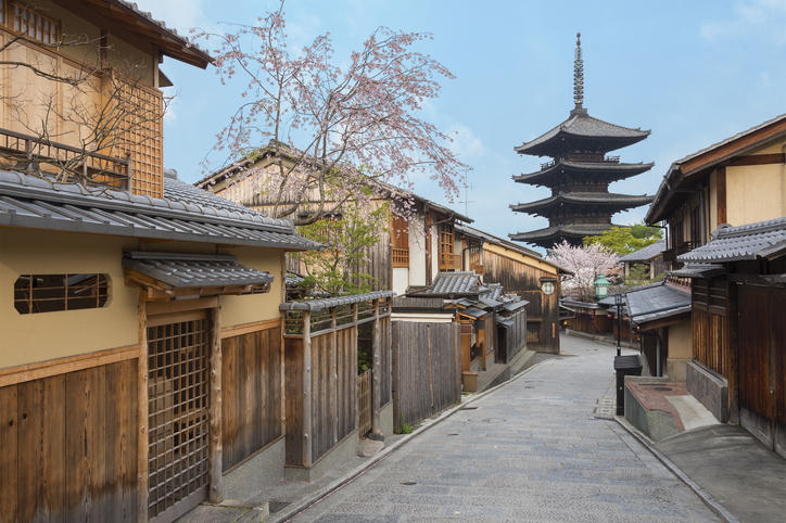 京都の観光地に向かう道で桜が咲いている