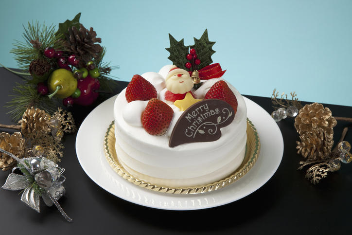 白い皿に盛られた生クリームといちごのクリスマスケーキ
