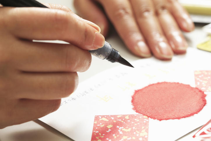 年賀状を書く手元