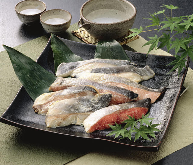 皿に盛られた魚の粕漬け