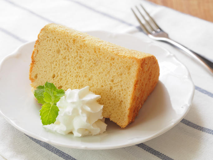白い皿にシフォンケーキが盛り付けられている
