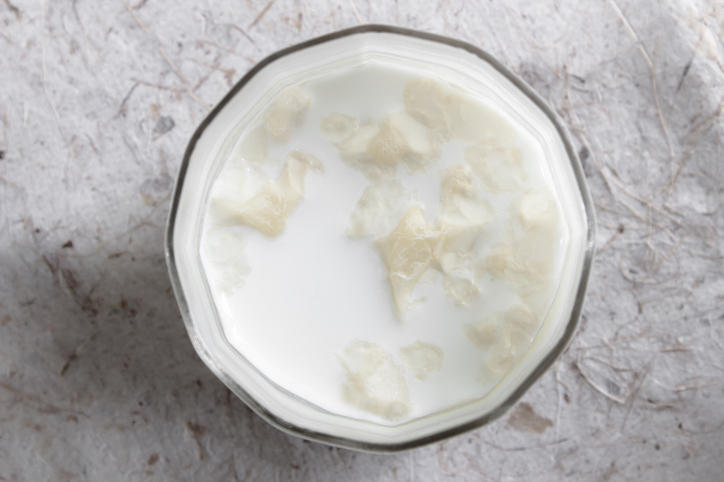 グラスに入れられた牛乳が分離している