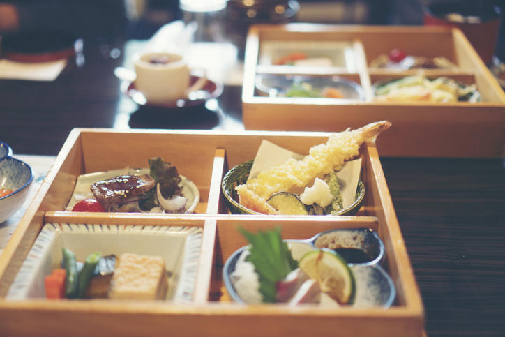 木のお重に盛られた日本料理