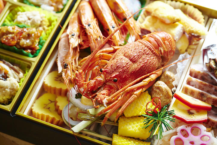 大きな海老が乗ったおせち料理