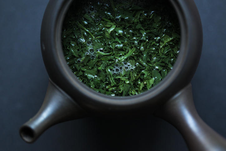 茶色の急須の中で茶葉が抽出されている様子