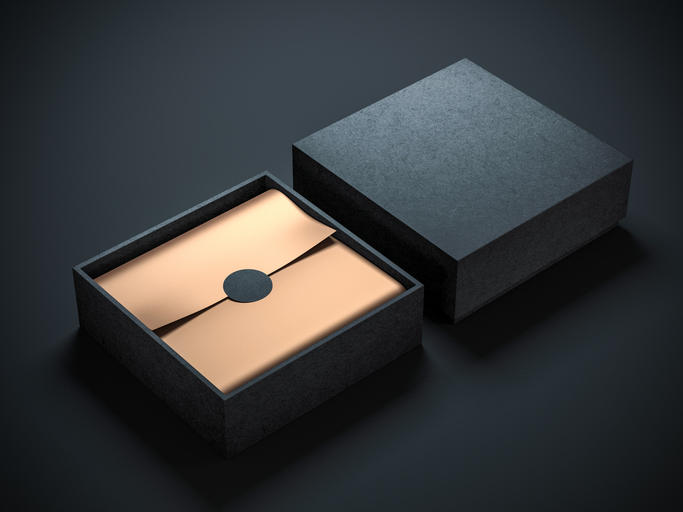 金色の包装紙を用いた黒のスクエア型のギフトボックス