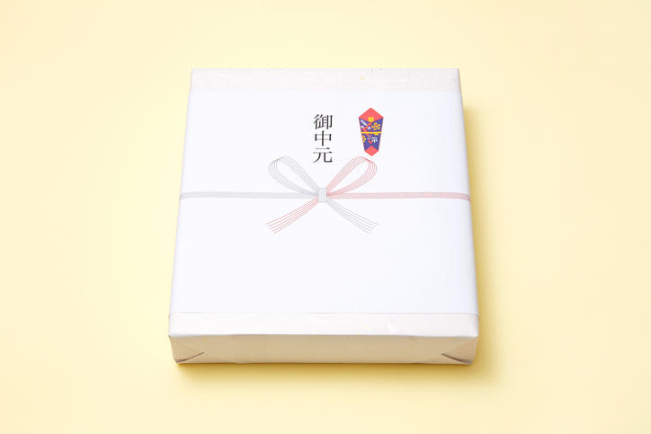 白い箱に入ったお中元の品