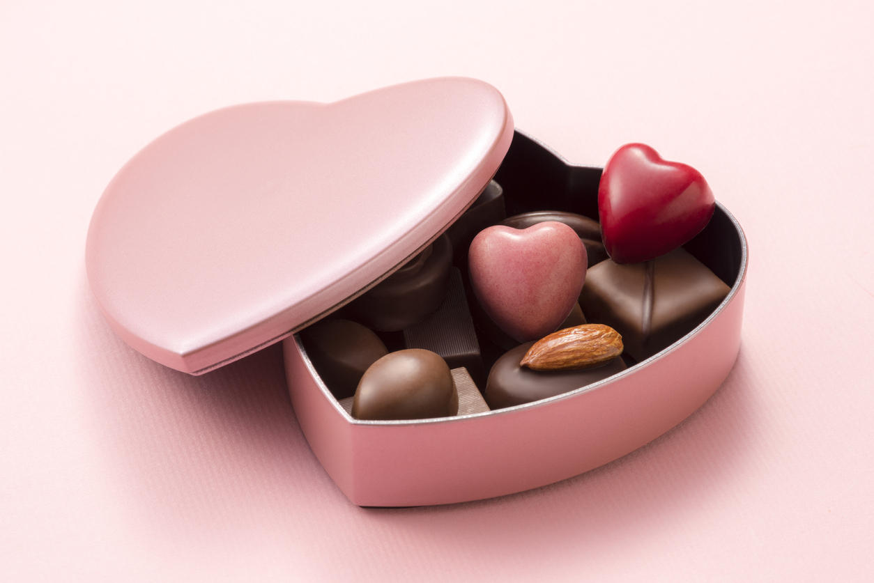 ピンクのハート形の缶に入ったチョコレート
