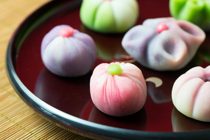 漆の皿にのせられた伝統的な和菓子