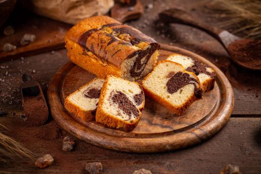 木製のプレートにカットしたパウンドケーキがのっている