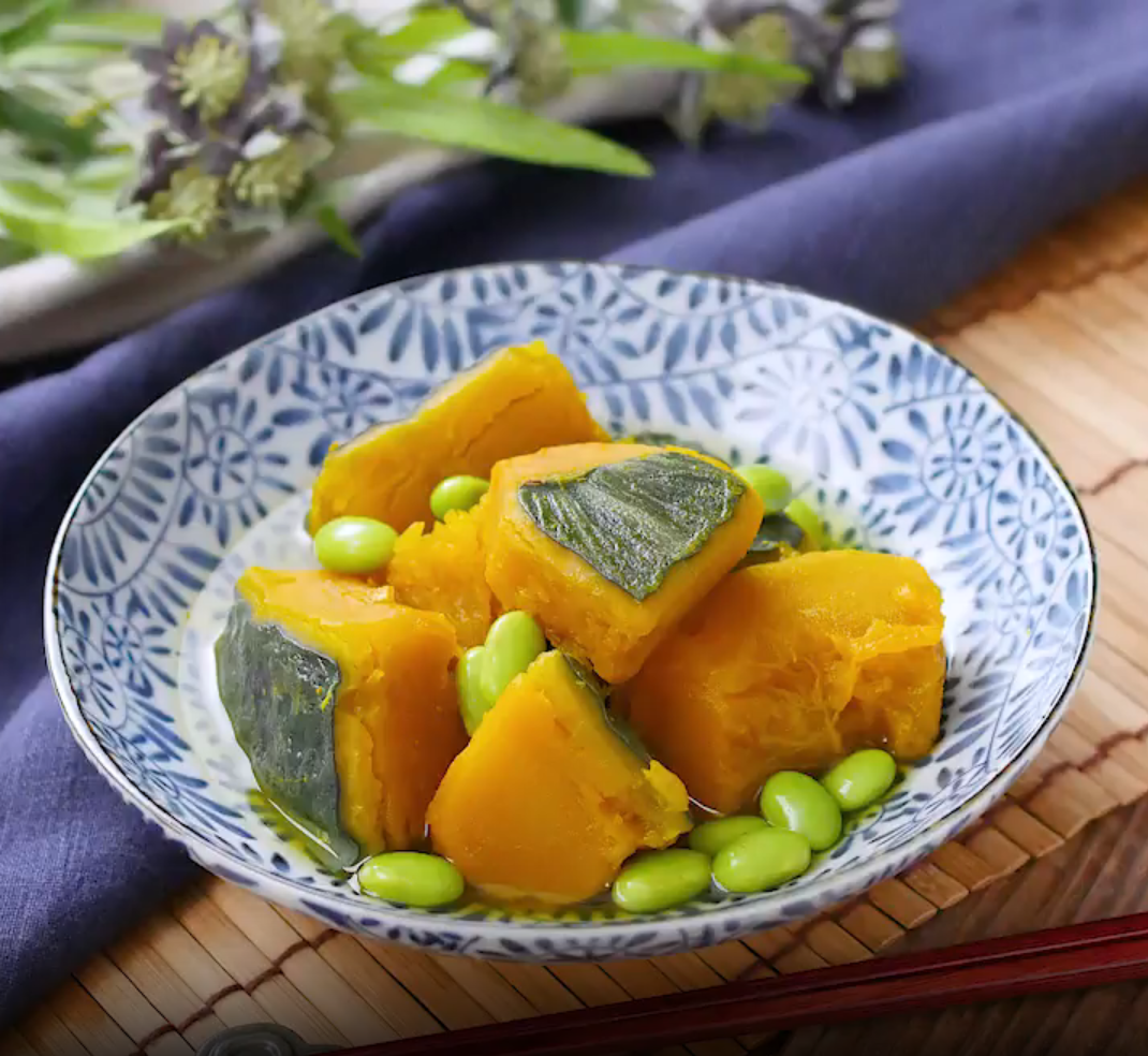 藍色の和皿に盛り付けられたかぼちゃの煮物とえだ豆