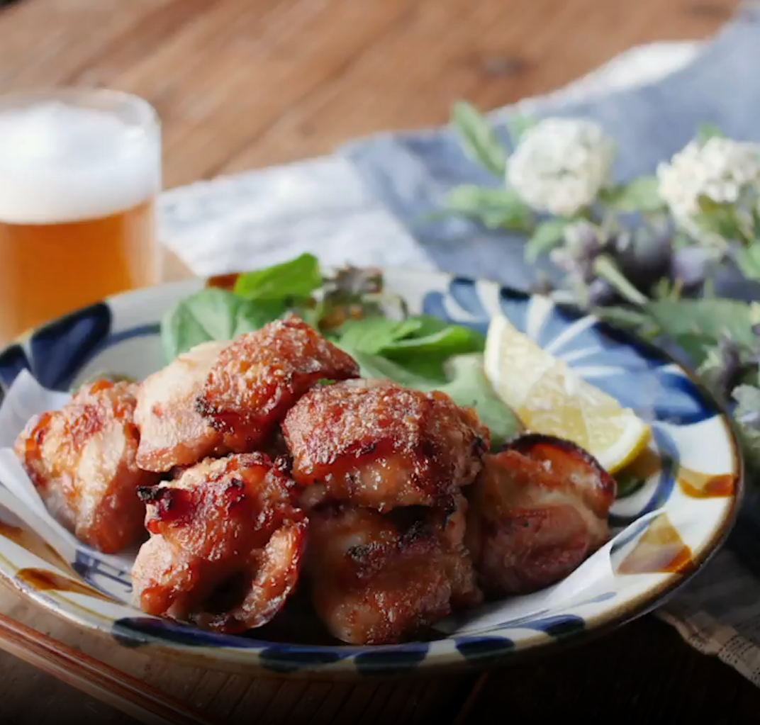 和皿に盛り付けられた揚げない唐揚げ、野菜、レモン