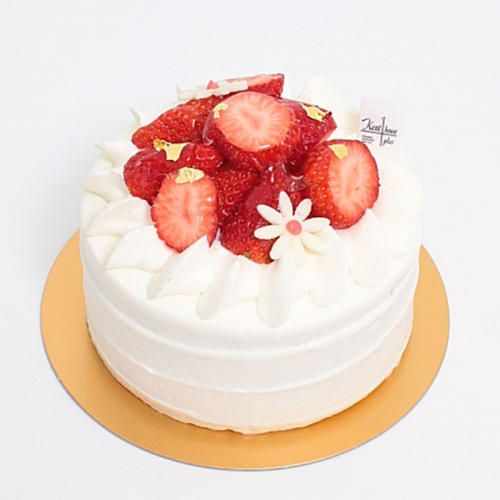 いちごとお花が飾られたショートケーキ