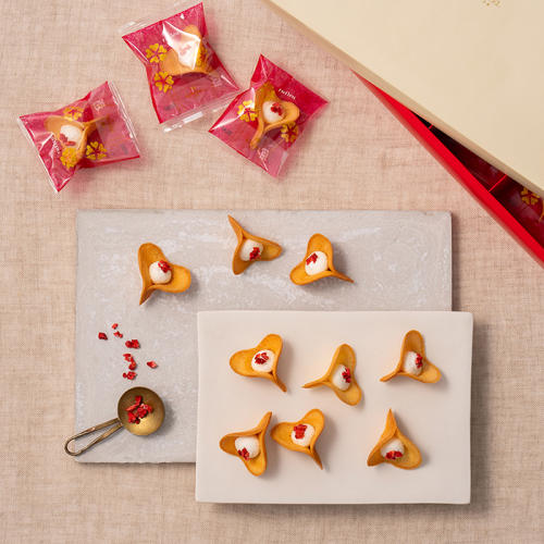 白い角皿に並べられた花びらの形をした可憐な焼き菓子