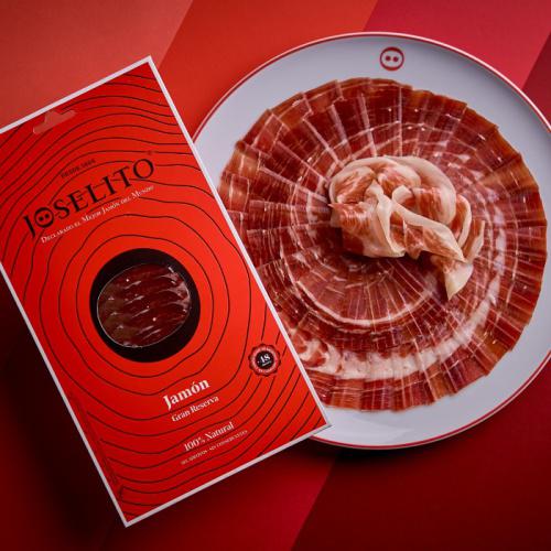 白い皿に盛りつけられたスペイン産最高ランクの生ハム
