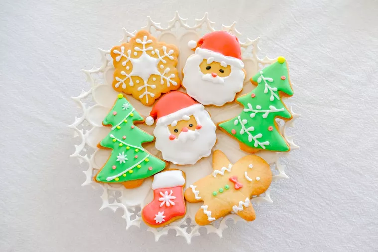 白い皿にのったクリスマスモチーフのアイシングクッキー