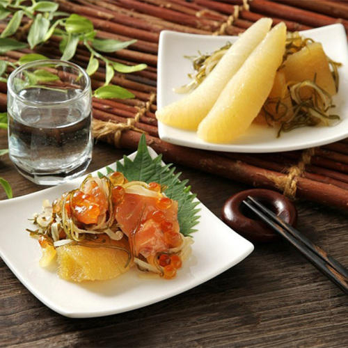 白い皿に盛られた数の子と鮭の松前漬け