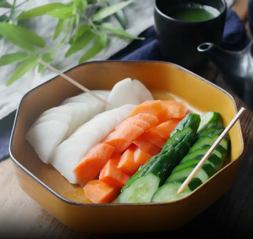 八角形をした黄色い器に盛り付けられたぬか漬け