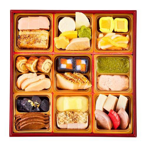 赤い箱に入った日本ケアミールの「ムース食おせち 冷凍ムース食-131」