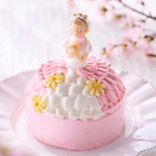 ピンク色のドレスをかたどったプリンセスケーキ
