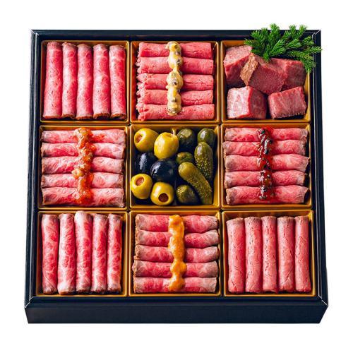 ローストビーフがぎっしり詰まった黒色の一段重のおせち。