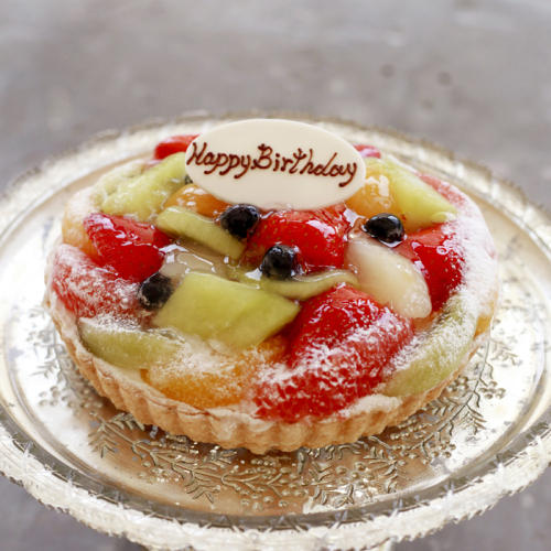 Happy Birthdayのプレートがのったフルーツタルト。