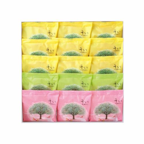 ギフト箱入りカラフルに個包装された和菓子の詰め合わせ