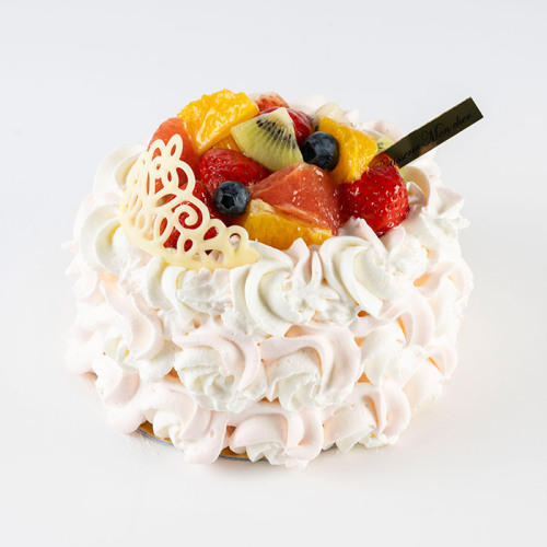 フルーツとチョコ細工のティアラが飾られたホールケーキ