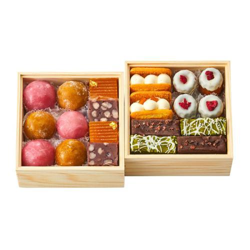 二段の重箱に詰められた和菓子と洋菓子入りのスイーツおせち