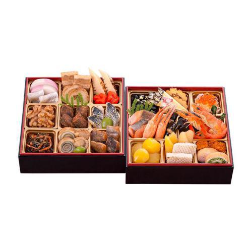 二段のお重に詰められた、豚角煮、焼筍煮などが入ったおせち
