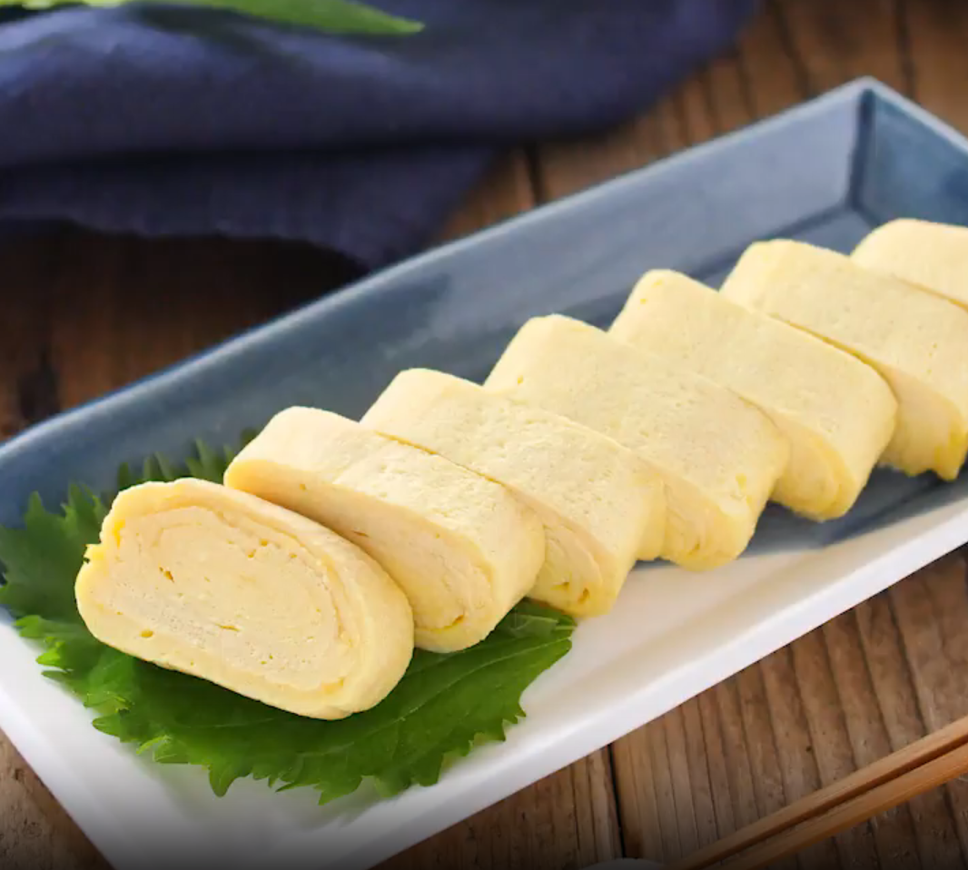 藍色の和皿に盛り付けられただし巻き卵
