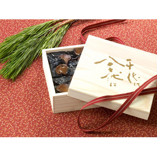 桐箱に入れられた松茸と昆布を使った佃煮ギフト