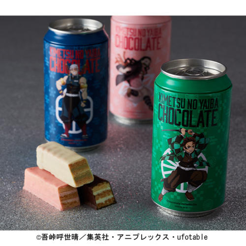 缶のパッケージと3色のチョコレート