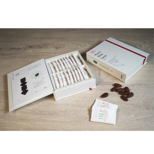 個包装のチョコレートが詰め合わさったボックスとカカオ豆