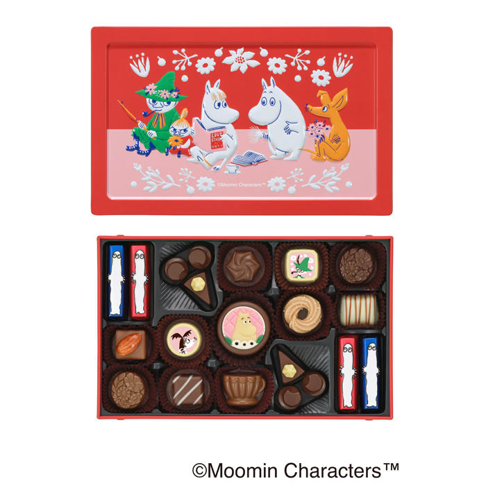 ムーミンのキャラクターが描かれた缶に入った様々なチョコレート