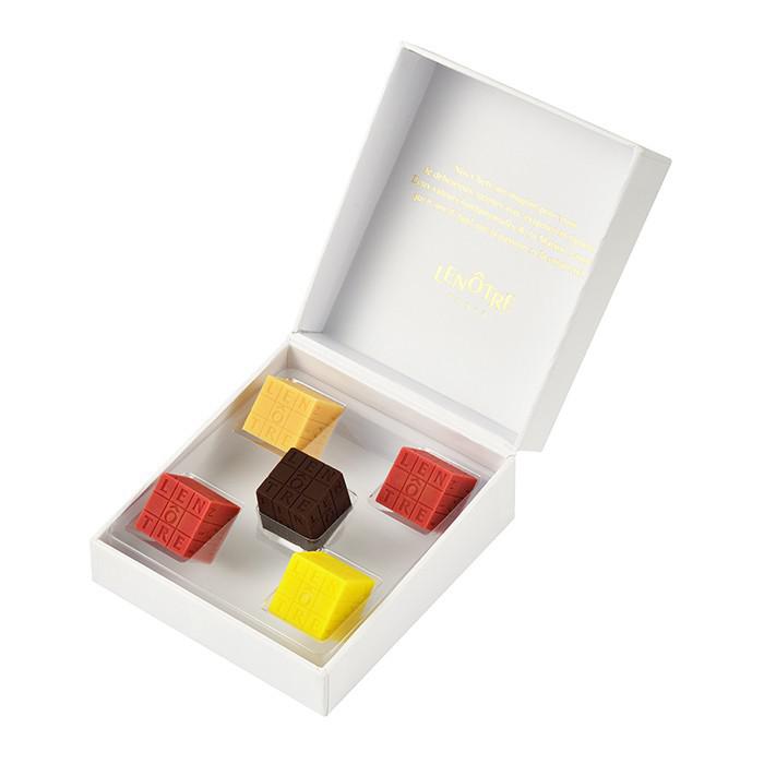 白いボックスに入った5つのキューブチョコレート