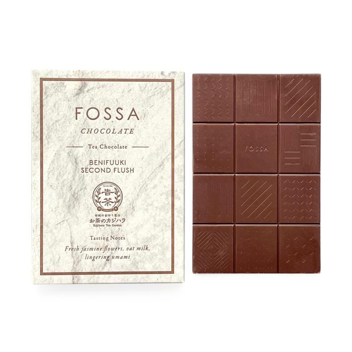 グレーのパッケージと板チョコレート