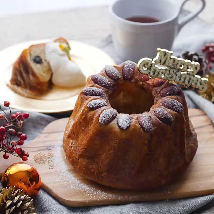 クリスマスプレートを飾ったクグロフ