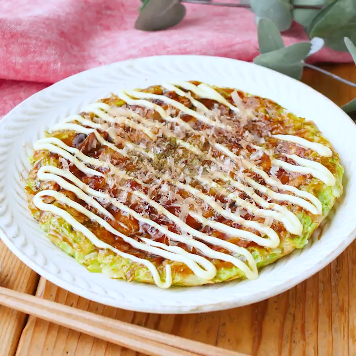 白い皿にのった米粉のお好み焼き