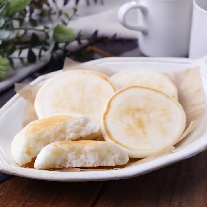 白い皿にのった米粉パン