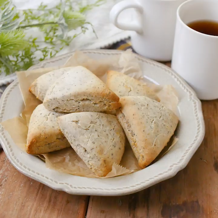 コーヒーの入ったマグカップと皿にのったバナナと紅茶の米粉スコーン