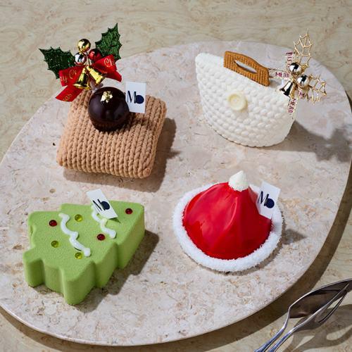 ベージュの皿にのったマサヒコ オズミ パリの「クリスマスアソート〈クリスマス仕様のプティガトー4個セット〉」