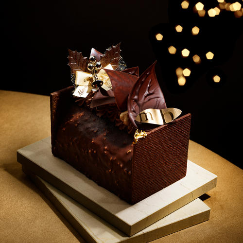 ベージュの皿にのったマビッシュの「(7)ビッシュ ド ノエル ショコラマロン＜12月24日午前11時から午後2時受け取り＞」