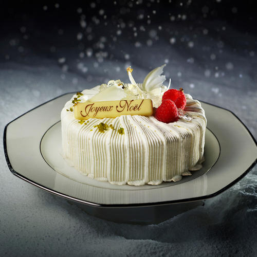 ベージュの皿にのったパティスリー・エスの「(10)Noel blanc S(ノエル ブラン エス)＜12月24日午後2時から午後5時受け取り＞」