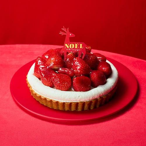 赤い皿にのったア・ラ・カンパーニュの「シャポー ド ノエル＜12月24日午後2時から午後5時受け取り＞」