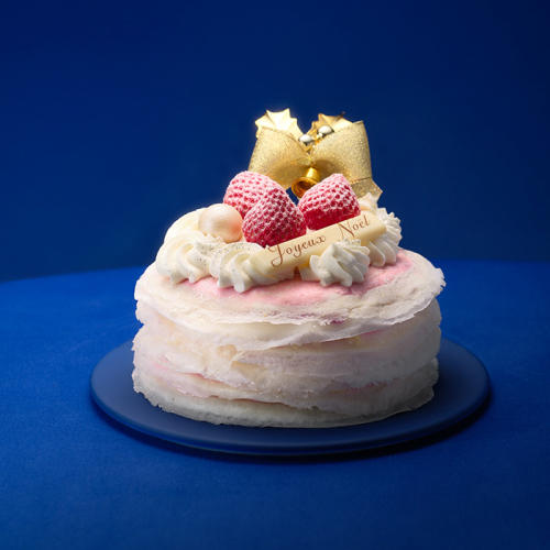 青い皿にのったカサネオの「ミルクリーム ごろごろ果肉のベリーベリー〈ホワイトクリスマス〉＜12月24日午前10時から午後2時受け取り＞」