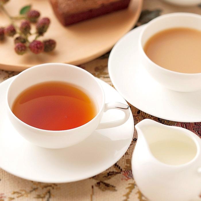 白い２客のティーカップに紅茶が注がれている
