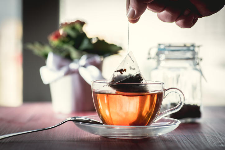 ティーバッグでいれた紅茶が入ったガラスのティーカップが置かれている