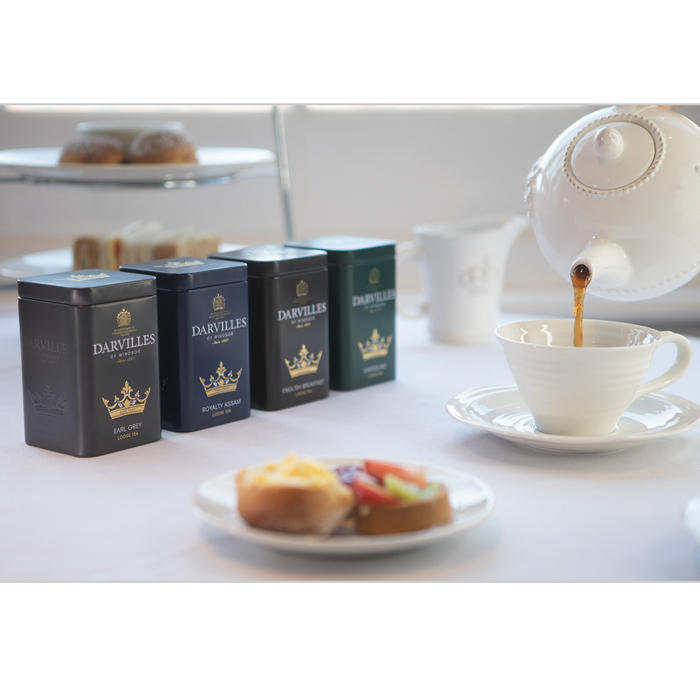 ダーヴィルス・オブ・ウィンザーの紅茶缶とお皿にのせられたスイーツと白いカップに紅茶が注がれている